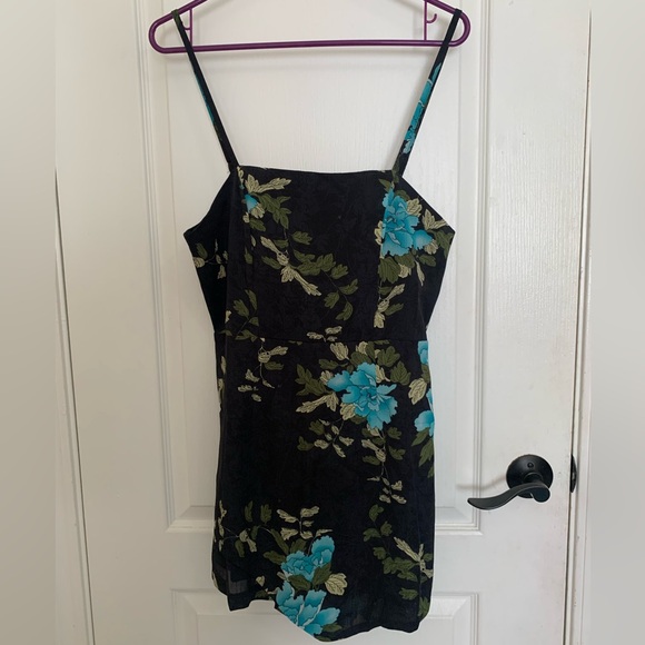 🩵NWOT Selfie Leslie Floral Romper Black & Baby Blue Adjustable Straps Size Large - Picture 2 of 10